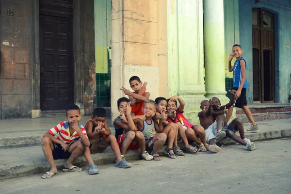 Çocuklar sokakta Havana'nın
