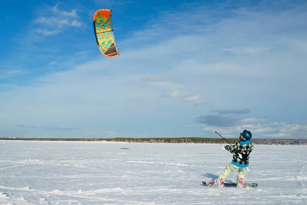 Mladá žena kite surfaře — Stock fotografie