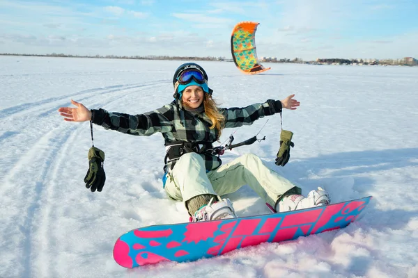 Una giovane donna kite-surfer — Foto Stock