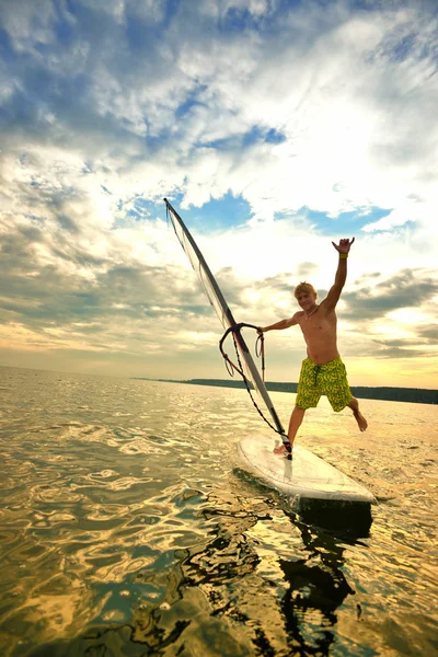 Giovane bell'uomo sta navigando nel mare — Foto Stock