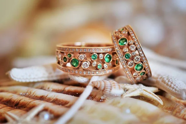 Anillos de boda vintage hechos de diamantes y esmeraldas . — Foto de Stock