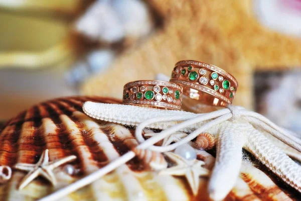 Vintage bröllop ringar av diamanter och smaragder. — Stockfoto