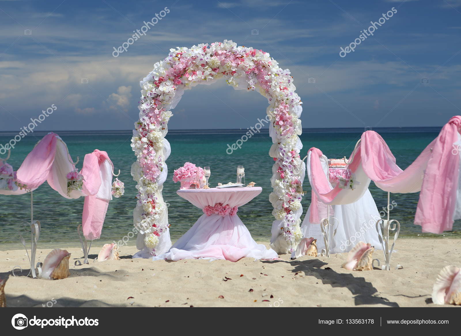 Decoraciones para una boda en la playa — Foto de stock #133563178 ©  simonovstas@gmail.com, image size:1600x1167