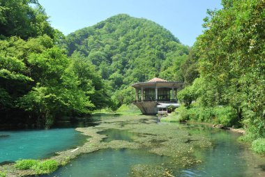 Mavi Göl'de, yaz günü köşk