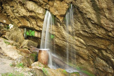 Dağlarda güzel bir şelale