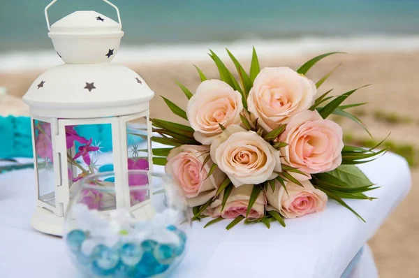 Decoraties voor een bruiloft in het strand — Stockfoto