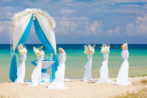 해변에서 결혼식을 위한 장식 — 스톡 사진
