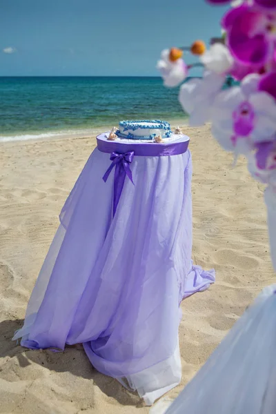 Bolo de casamento em uma mesa com cortina roxa — Fotografia de Stock