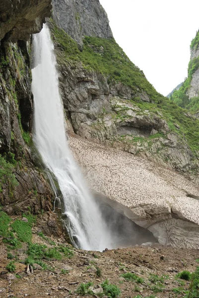 Водопад в горах — стоковое фото