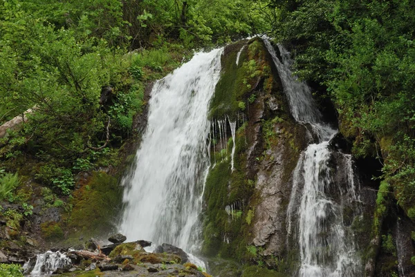 Cachoeira nas montanhas — Fotografia de Stock