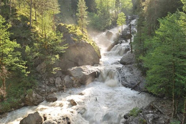 Водопад в горах — стоковое фото