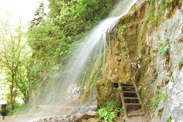 Cachoeira nas montanhas — Fotografia de Stock