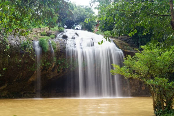 Теплая бирюзовая вода каскадного водопада в глубокой тропической воде — стоковое фото