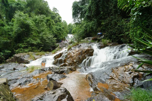 Agua corriente de cascada en el bosque tropical profundo en ho — Foto de Stock