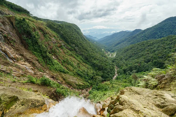 Vista para a selva, cumes de montanhas e um rio que é flowi — Fotografia de Stock