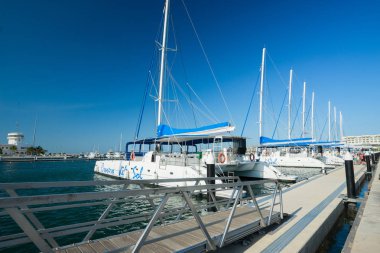 İskele ve Karayipler c beldesinde turistik yatlar için görüntüleyin