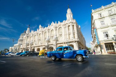 Havana'nın merkezi turistik sokak. Renkli parlak retro Araba sürme. Turistler ve yerliler tarafından dar sokakta geçiyor