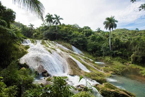 Теплая бирюзовая вода каскадного водопада в глубокой тропической воде — стоковое фото
