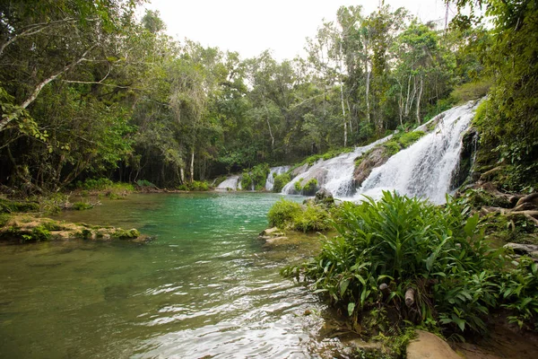 Fluindo água azul-turquesa da cascata cachoeira em profundo fo tropical — Fotografia de Stock