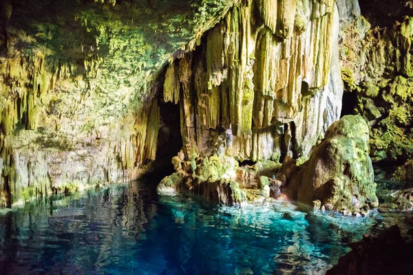 Vista de uma caverna subterrânea com uma gruta e o lago com amaz — Fotografia de Stock