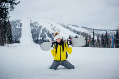 Sarı ceket ve kış giyim gülümsemek güzel genç kadın