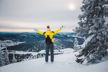 Siyah sırt çantası ile sarı ceketli genç kız arka ND standları
