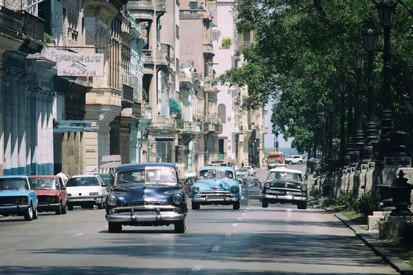 Retro auta jezdí na ulici Havana — Stock fotografie