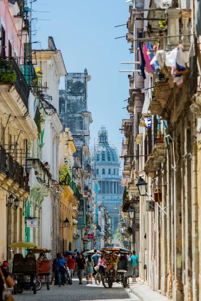Gereconstrueerde Capitol aan het einde van de straat in oud Havana op zonnige zomerdag — Stockfoto