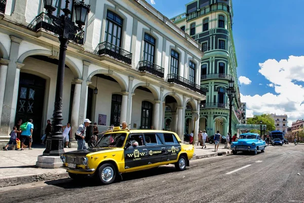 Taxi in centrale straat van Havana op zonnige zomerdag — Stockfoto