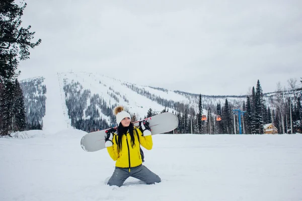 Belle jeune femme en veste jaune et vêtements d'hiver se trouve , — Photo