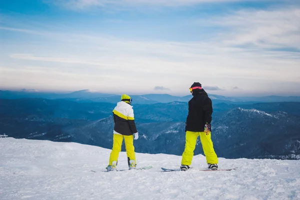 Два спортсмена-сноубордиста стоят и готовятся к спуску с sn — стоковое фото