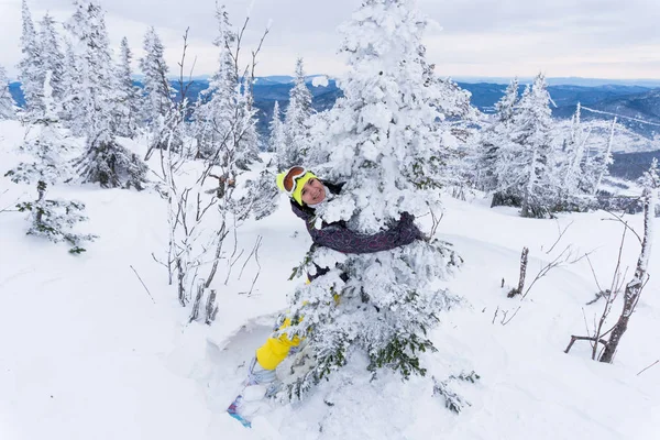 Jeune belle femme en bonnet jaune vif, masque de ski, snowboa — Photo
