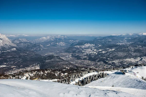 Vista panorâmica para encosta de inverno de colinas. Trem congelado coberto de neve — Fotografia de Stock