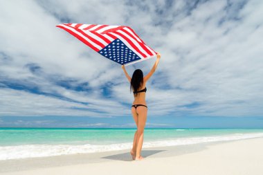 Güzel genç kız siyah bikini mayo tutun ABD bayrağı