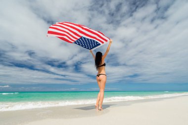 Güzel genç kadın siyah bikini mayo tutun ABD bayrağı