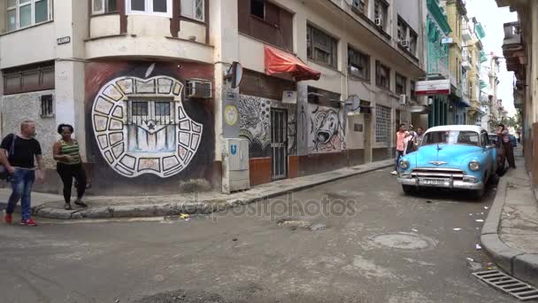 Panoramautsikt över färgglada målade väggarna på centrala gatan i centrala Havanna — Stockvideo