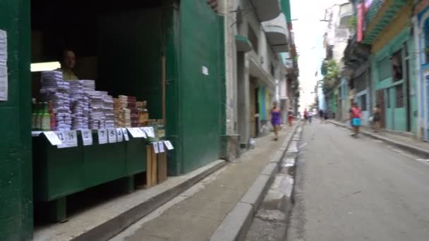 Panoramiczny widok do licznika z lokalnych towarów na ulicy fo downtown w Hawanie — Wideo stockowe