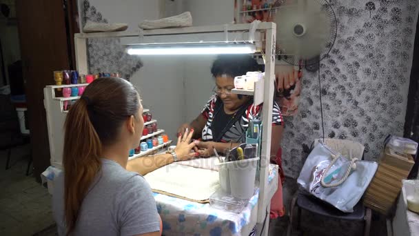 Afro-American latino kvinna mästaren gör en manikyr i skönhetssalong i centrala centrala Havanna — Stockvideo
