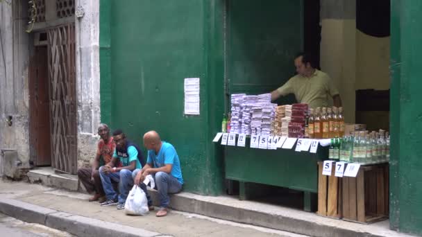 Panoramiczny widok do licznika z lokalnych towarów na ulicy fo downtown w Hawanie — Wideo stockowe