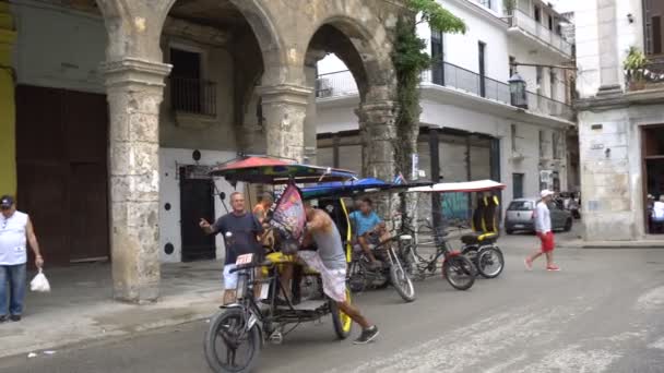 Parkeringsplats intill gamla kolonial byggnad i centrala Havanna på regnig sommardag — Stockvideo