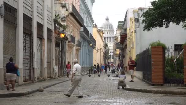 Pusty wąski Widok ulicy nawierzchni drogi prowadzące do centralnego placu Capitol w Hawanie w słoneczny poranek lato — Wideo stockowe