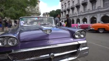 Eski parlak mor retro araç park bölgesinde yaz günü Havana'nın merkezi merkezinde etrafında panoramik görünüm