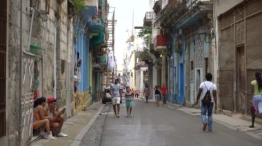  Genç Latin bey küçük kardeşi ile yaz gününde Havana sokakta yürüme