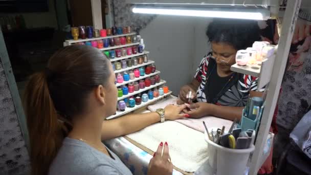 Latino Afro-Amerikaanse vrouw meester maakt een manicure in schoonheidssalon in het centrum van Havana — Stockvideo