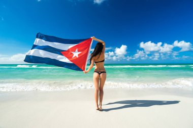 Güzel genç kız siyah bikini Mayo ile Küba bayrağı 