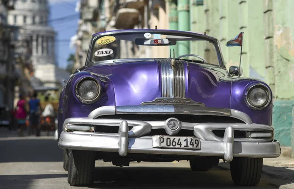 Oude paarse cabriolet is geparkeerd op de stoep tegenover de Capit — Stockfoto