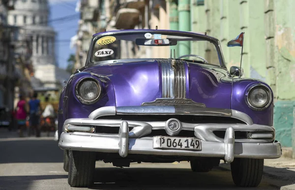 Stary cabriolet fioletowy jest zaparkowany na chodniku przed wypoczynkiem — Zdjęcie stockowe