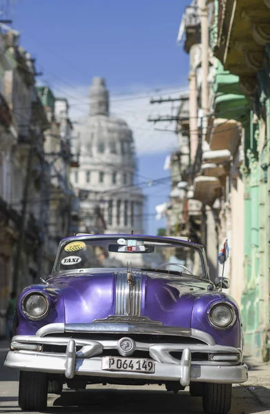 Oude paarse retro auto wordt geparkeerd op de stoep tegenover de Capit — Stockfoto