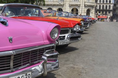 Çeşitli parlak renkli cabriolets Park üzerinde panoramik 