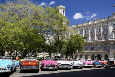 Parlak çok renkli cabriolets eşit çeşitli panoramik görünüm